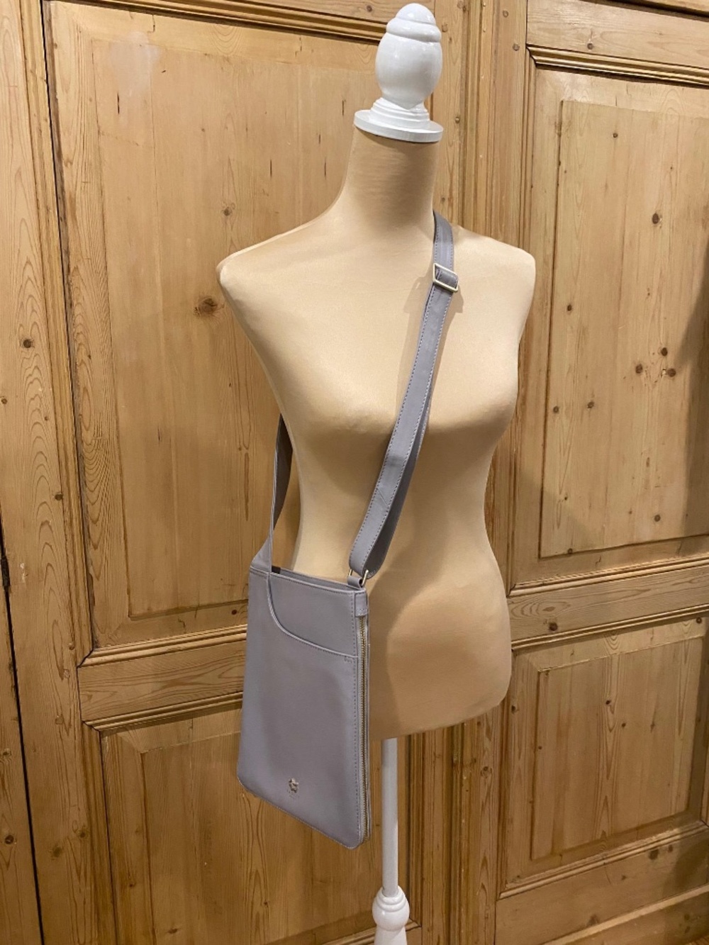 Radley London Gray Crossbody Messenger Leather Handbag Purse Excellent Condition